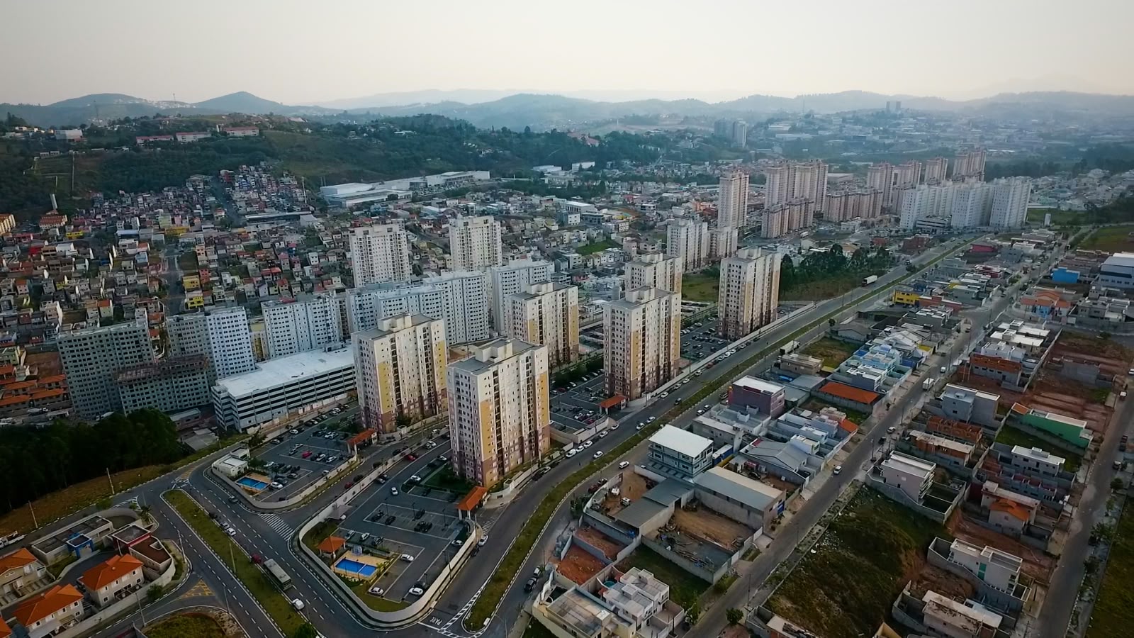 Vista aérea de prédios e vias na região do Polvilho